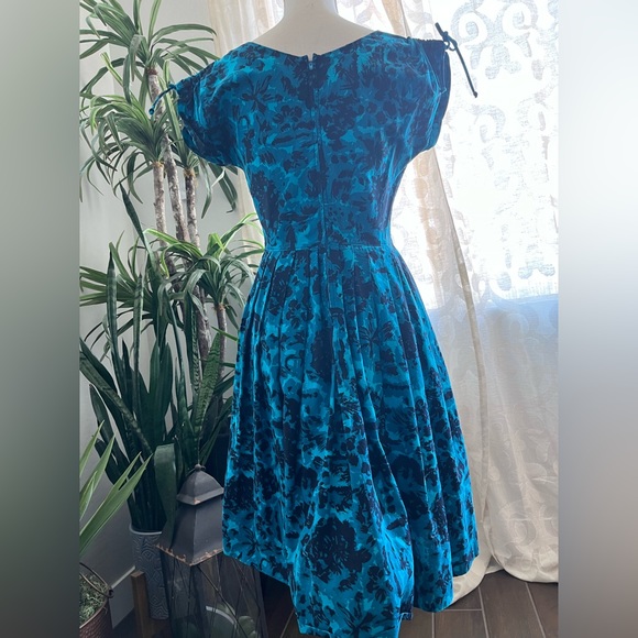 Vintage 1960s handmade black and blue pleated A line dress w/ adjustable sleeves - Picture 3 of 15